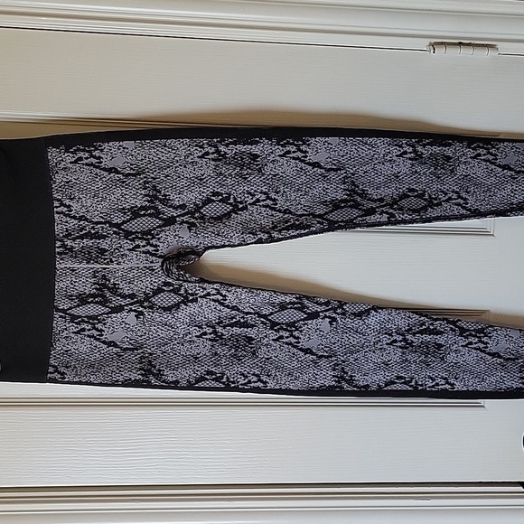 Fabletics Snakeskin Patterned Leggings size small - Picture 3 of 4